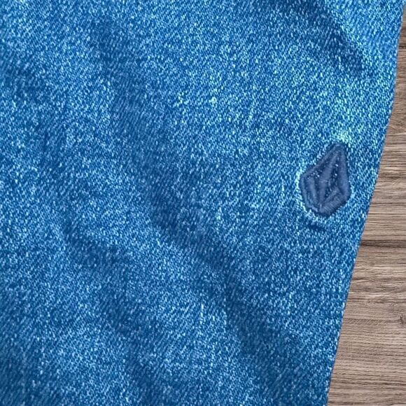 Volcom Super Stoned Skinny High Rise Blue Jeans Button Up with Frayed Hem - Picture 8 of 8